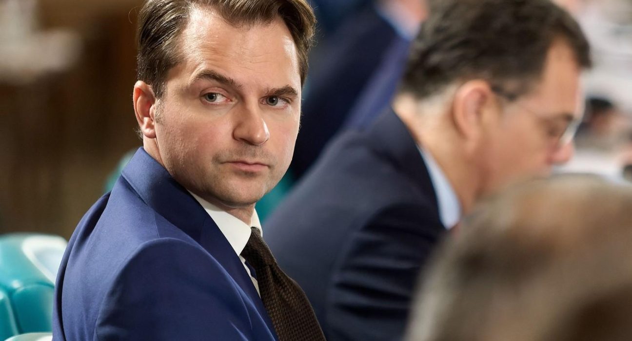Paradox la Ministerul Energiilor Restructurari si angajare firma cu 30 000 euro