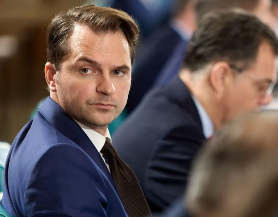 Paradox la Ministerul Energiilor Restructurari si angajare firma cu 30 000 euro