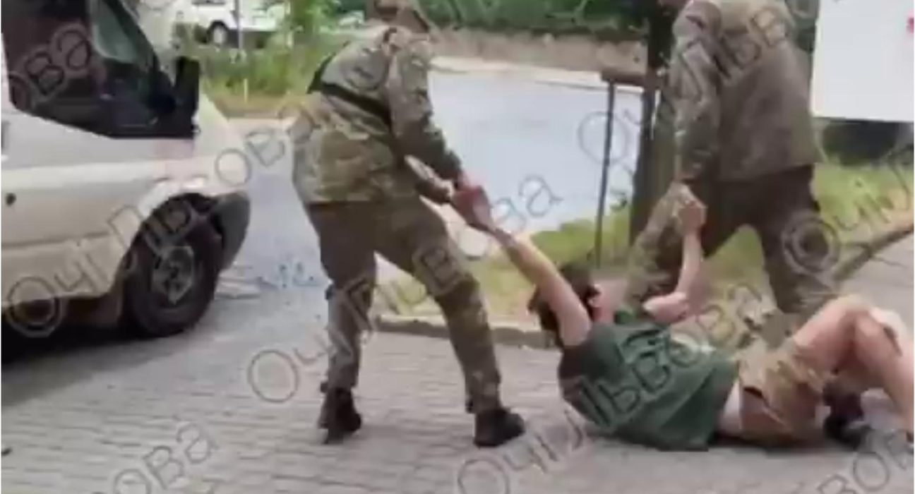 Recrutul a impuscat doi instructori militari in Ucraina