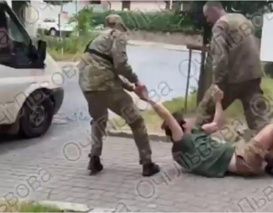 Recrutul a impuscat doi instructori militari in Ucraina