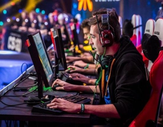 Tot mai multi tineri viseaza la cariere in eSports