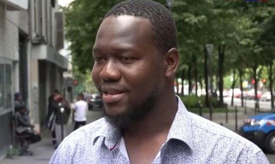 Un barbat a devenit erou in Paris scoand copii din flacari