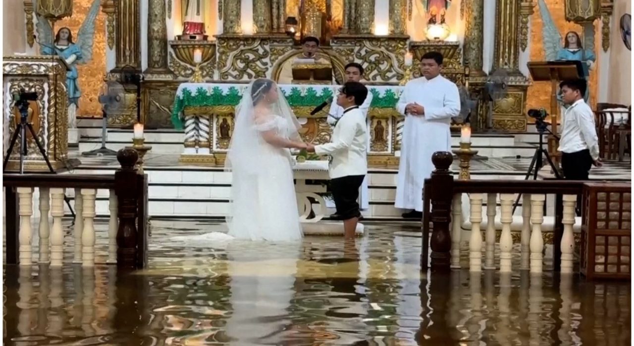 Un cuplu s a casatorit intr o biserica inundata
