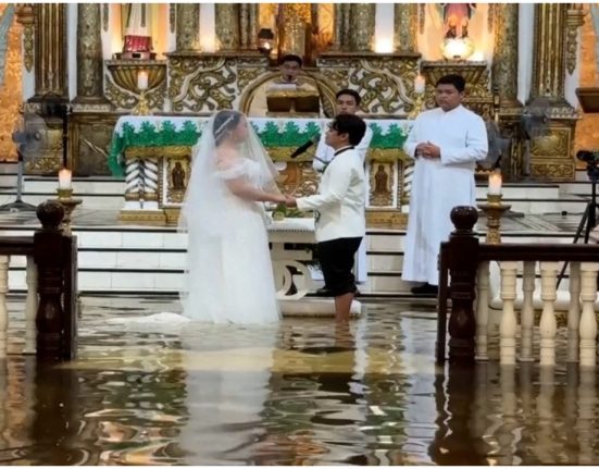 Un cuplu s a casatorit intr o biserica inundata