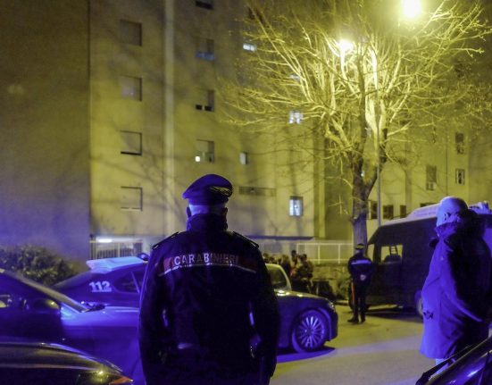 Un roman din Italia a cazut de la balcon in timp ce si alerga sotia