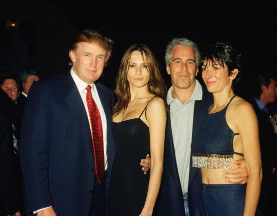 americanii cred ca trump ascunde informatii despre clientii lui epstein
