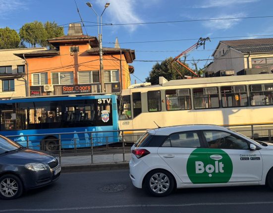 Accident intre un autobuz STV si un tramvai in Bucuresti