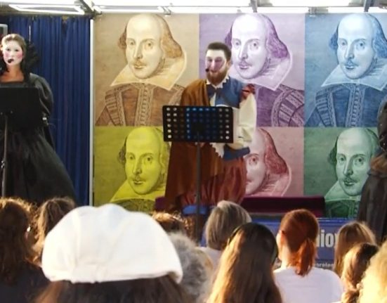 Caravana Shakespeare a sosit la Bucuresti Actori costumeaza magia teatrului in strada