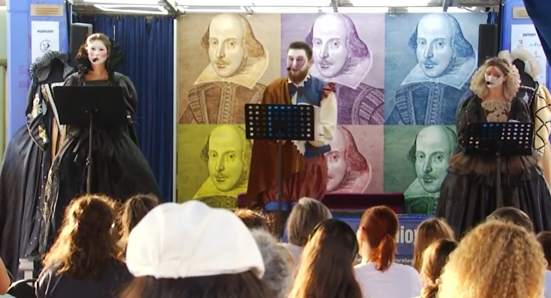 Caravana Shakespeare a sosit la Bucuresti Actori costumeaza magia teatrului in strada