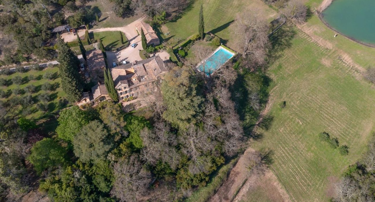 Casa lui Brad Pitt jefuita Patru arestati