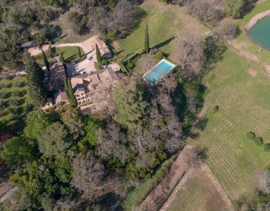 Casa lui Brad Pitt jefuita Patru arestati