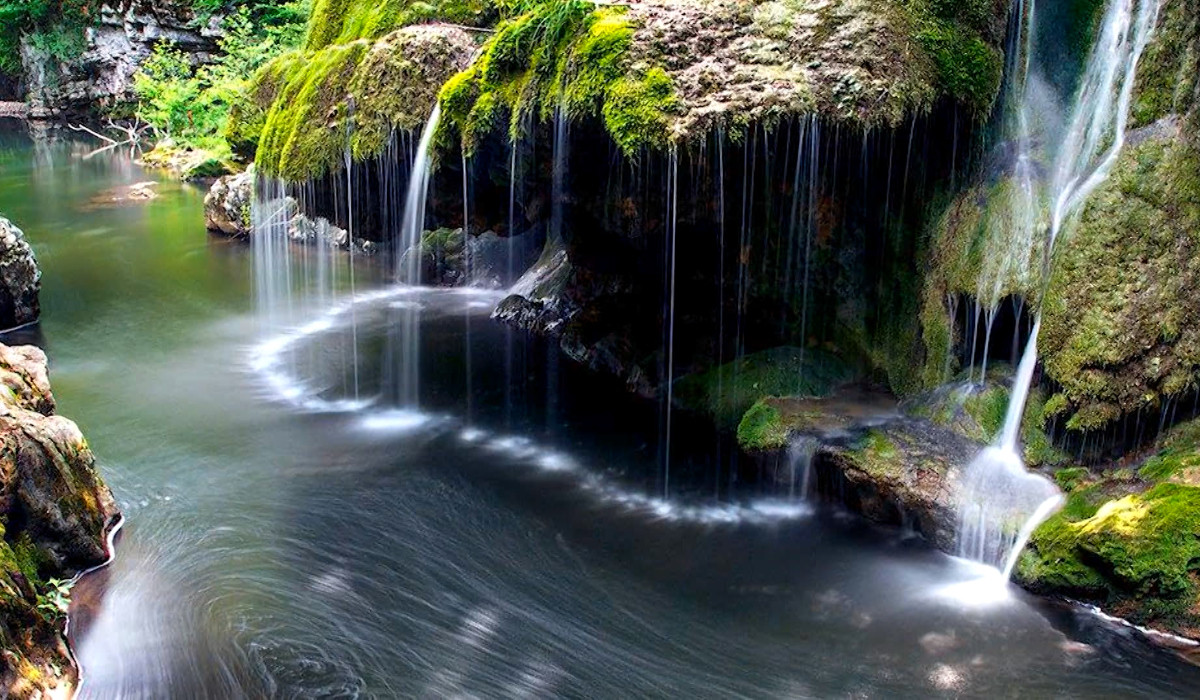 Cascada Bigar si Tunelul Iubirii locuri uitate de lume