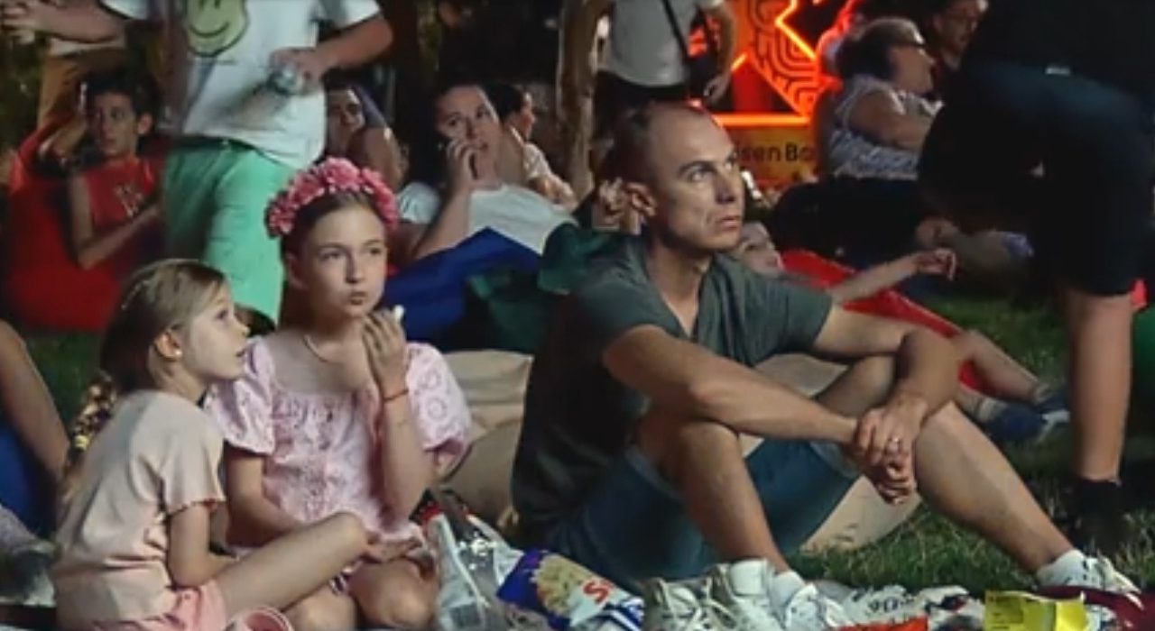 Cinema sub stele cu intrare libera in parc