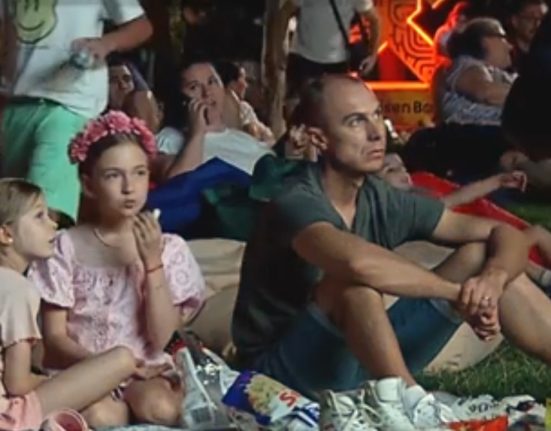 Cinema sub stele cu intrare libera in parc