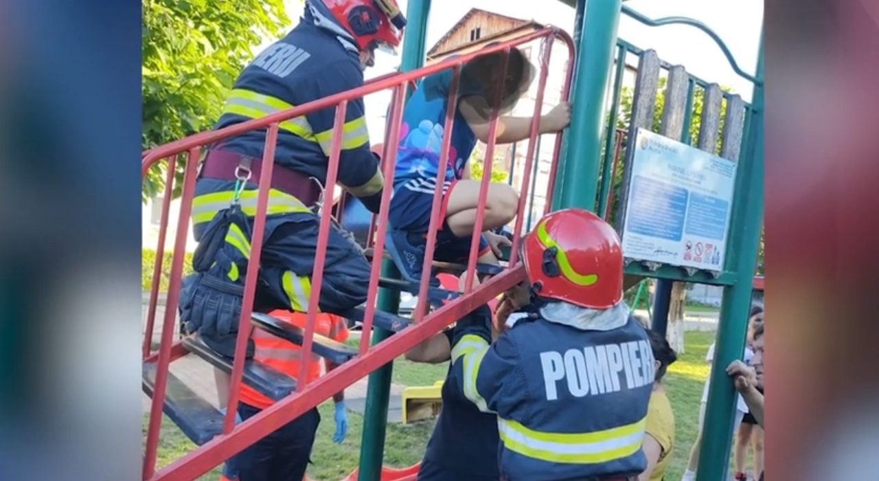 Copil de 10 ani din Petrila picior blocat la tobogan