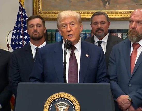 Donald Trump a anuntat taxe mari pentru 90 de tari