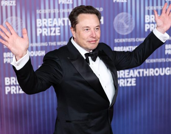 Elon Musk si mai bogat Tesla ii ofera 30 miliarde