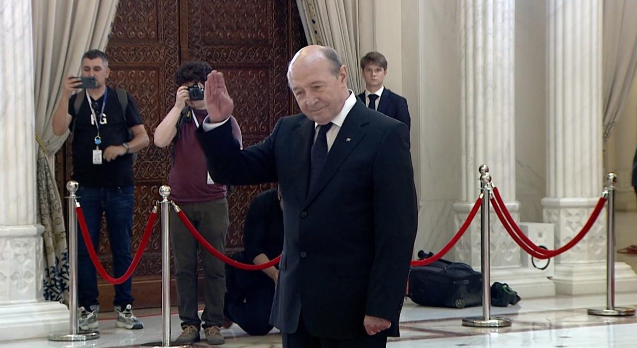 Gestul lui Traian Basescu la catafalcul lui Iliescu
