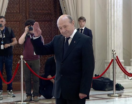 Gestul lui Traian Basescu la catafalcul lui Iliescu