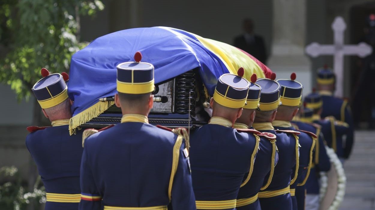Ion Iliescu a fost inmormantat cu onoruri militare