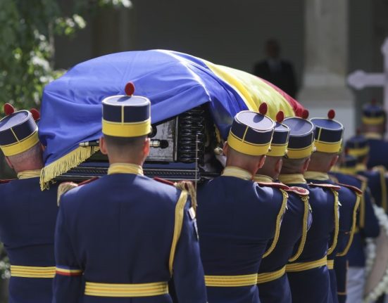 Ion Iliescu a fost inmormantat cu onoruri militare
