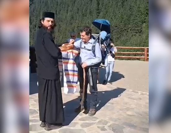 Nicusor Dan viziteaza Manastirea Prislop intampinat cu paine si sare