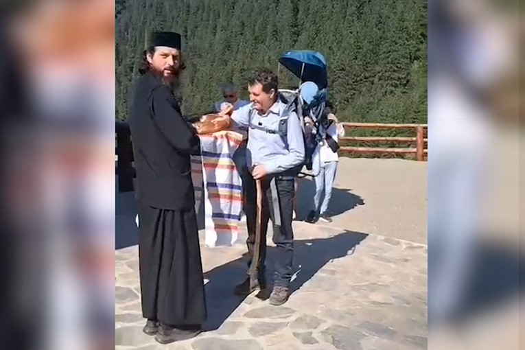 Nicusor Dan viziteaza Manastirea Prislop intampinat cu paine si sare