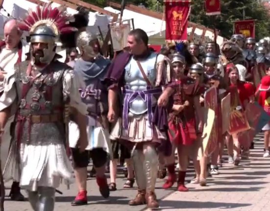 Orasul unde istoria a prins viata Reactia turistilor prinsi intre daci si romani