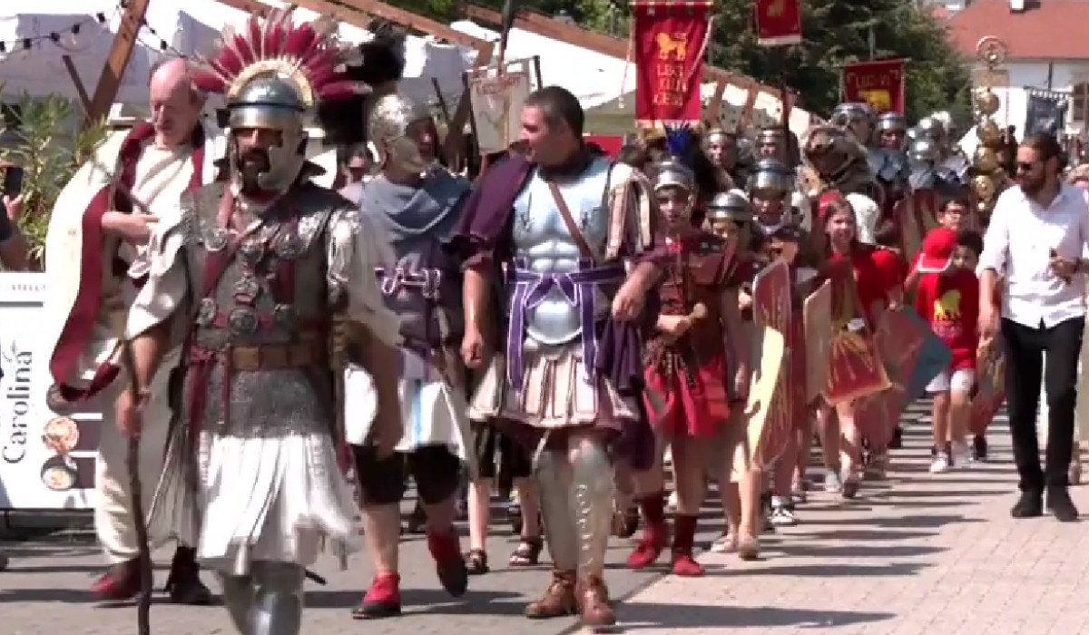 Orasul unde istoria a prins viata Reactia turistilor prinsi intre daci si romani