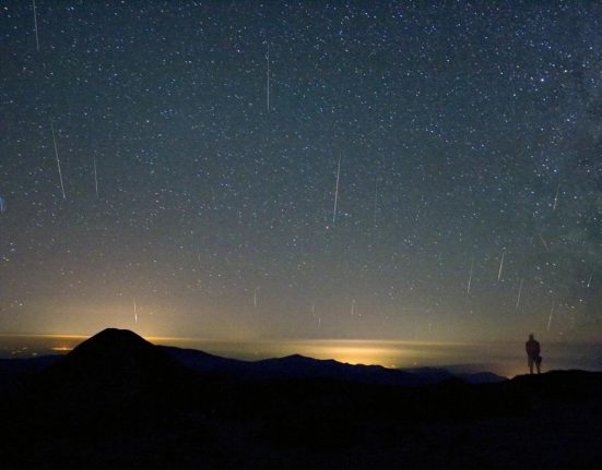Perseidele 2025 cand vezi 100 meteori stralucind