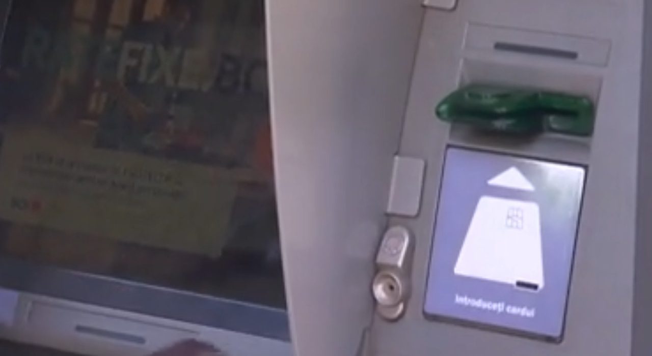 Romanii platesc 100 lei pentru a scoate bani de la bancomat