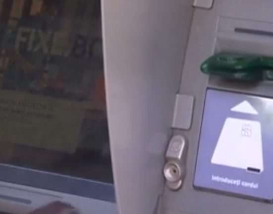 Romanii platesc 100 lei pentru a scoate bani de la bancomat