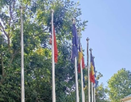 Steagul Rusiei retras din fata unei cladiri din Tulcea