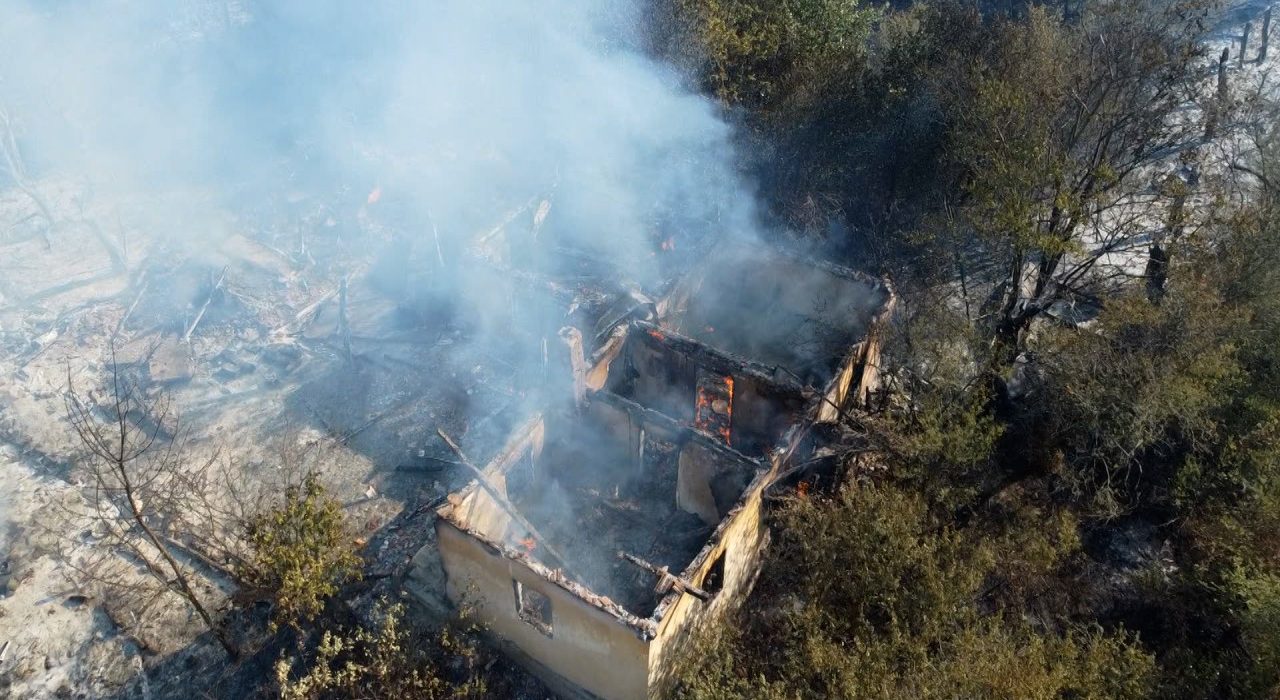Trei case distruse de flacari in Mehedinti