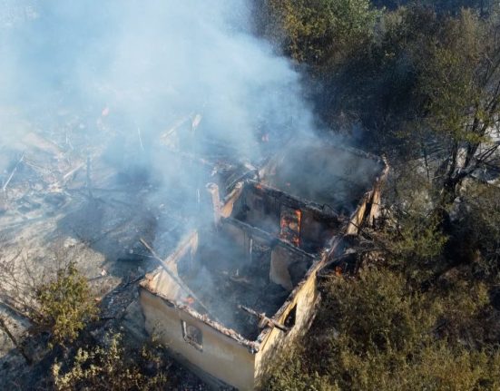 Trei case distruse de flacari in Mehedinti
