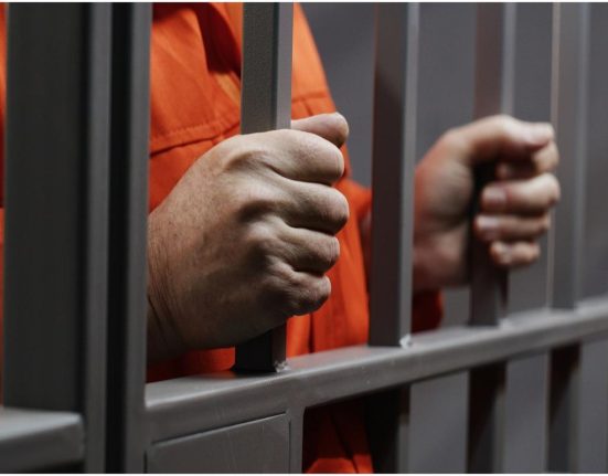 Un detinut si a scos ochii pentru a scapa de executie