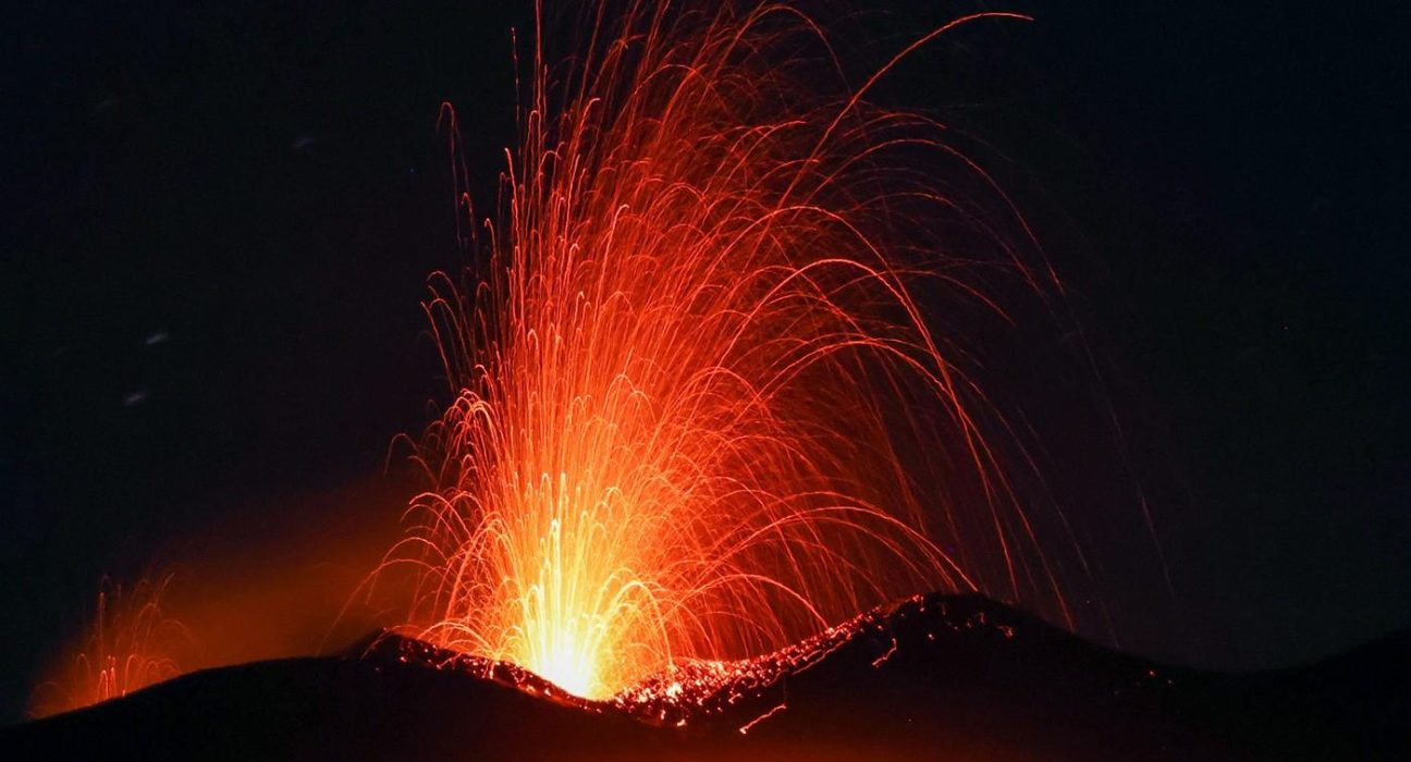 Vulcanul Etna a erupt spectaculos cu lava