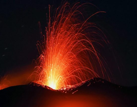Vulcanul Etna a erupt spectaculos cu lava