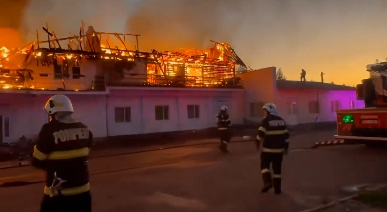 incendiu la complex turistic din hunedoara 300 mp ars