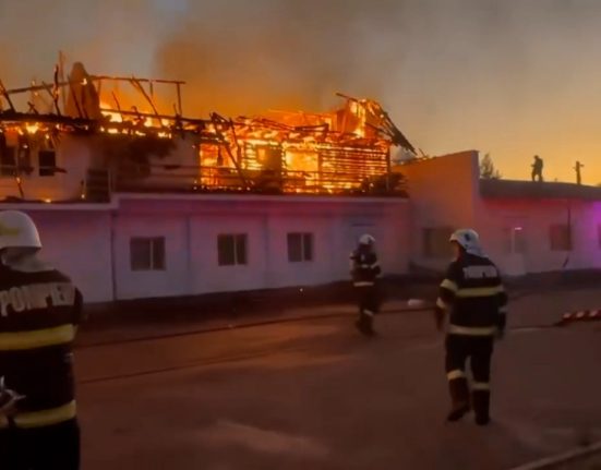 incendiu la complex turistic din hunedoara 300 mp ars