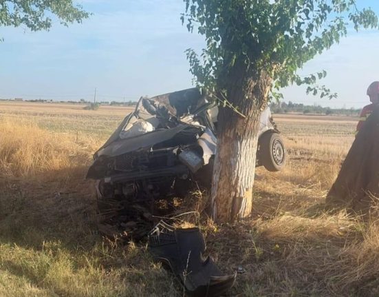 A murit la 18 ani intrand cu masina intr un pom