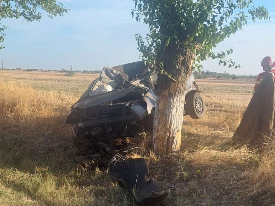 A murit la 18 ani intrand cu masina intr un pom