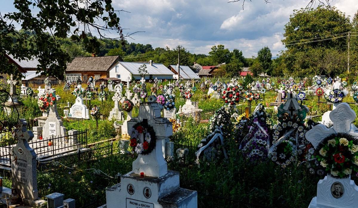 Barbat de 32 de ani gasit mort in cimitir