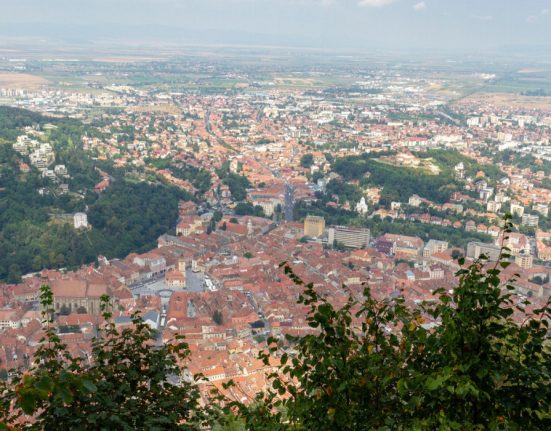 Brasovul in culori de toamna Oras de basm pentru turisti si fotografi