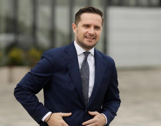 Bujduveanu despre reorganizarea Primariei Angajati taie frunze la caini