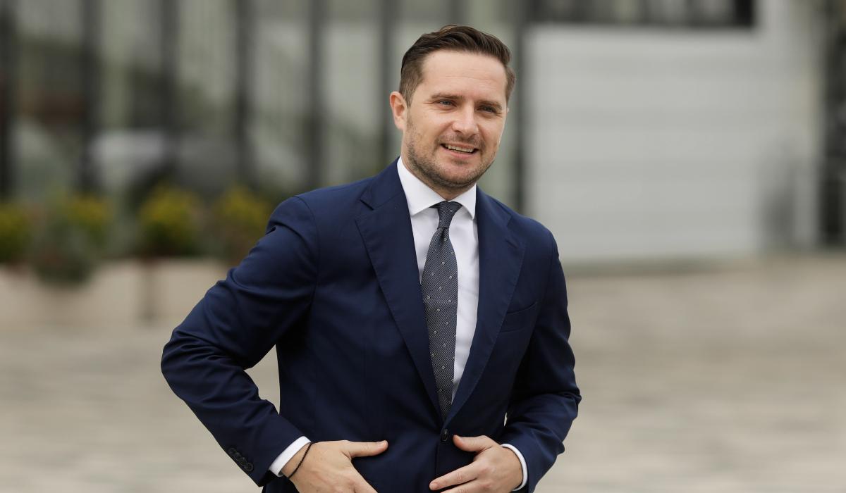 Bujduveanu despre reorganizarea Primariei Angajati taie frunze la caini