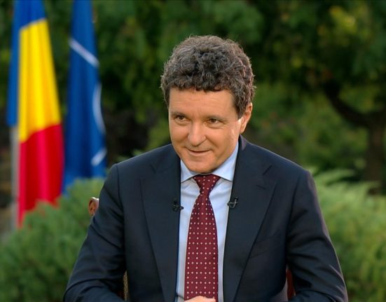 Cate oameni l ar da afara pe Nicusor Dan