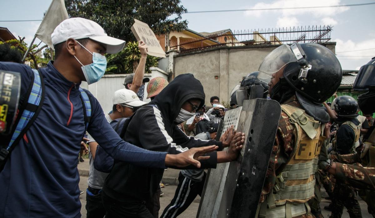 Cel puin 22 de morti i 100 de raniti in proteste