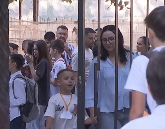 Doua scoli din Bucuresti au program in 3 schimburi Reactia ministrului Educaiei E ilegal