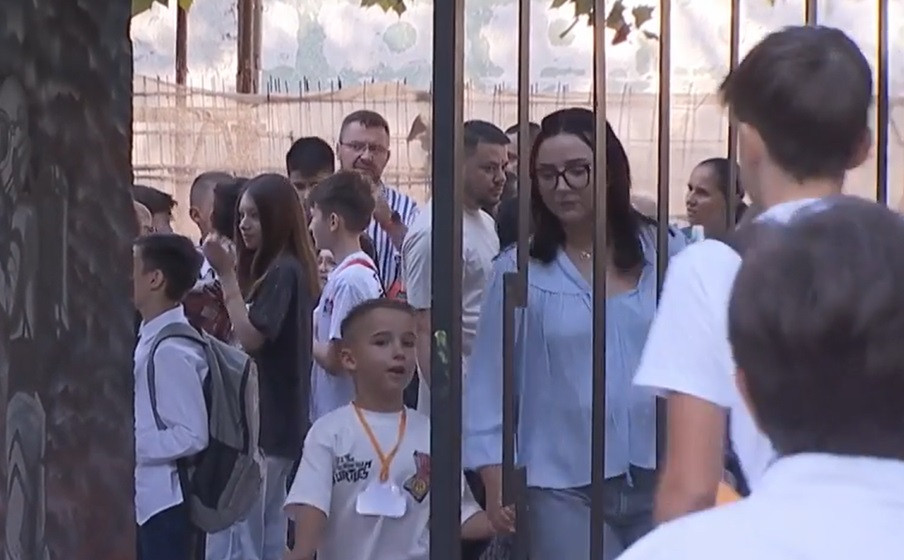 Doua scoli din Bucuresti au program in 3 schimburi Reactia ministrului Educaiei E ilegal